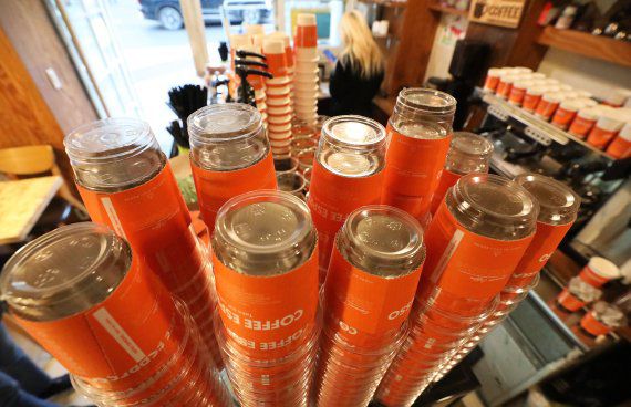 서울 시내 한 카페에 일회용 컵이 가득 쌓여있다.뉴시스