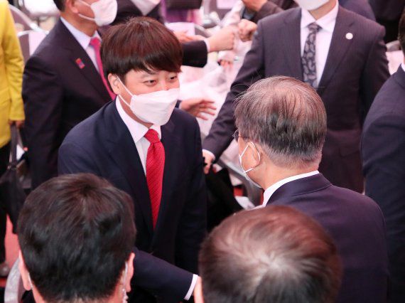 문재인 대통령이 30일 서울 종로구 조계사에서 열린 대한불교조계종 제15대 종정 중봉 성파 대종사 추대법회에서 이준석 국민의힘 대표와 인사하고 있다. /사진=뉴시스