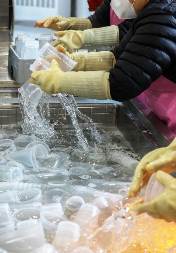 한 다회용컵 세척전문업체에서 작업자들이 커피전문점에서 들어온 다회용컵을 세척하고 있다. /사진=뉴스1