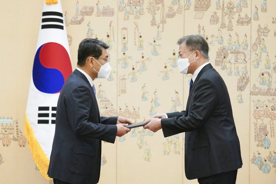 (서울=뉴스1) 이광호 기자 = 문재인 대통령이 4일 청와대 본관에서 박상옥 전 대법관에게 청조근정훈장을 수여하고 있다.(청와대 제공)2022.4.4/뉴스1 /사진=뉴스1화상