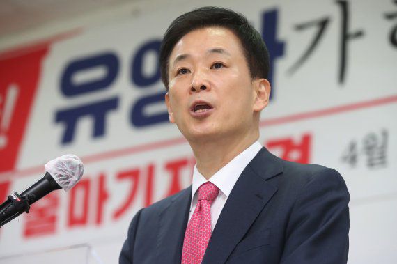 박근혜 전 대통령의 측근인 유영하 변호사가 1일 오전 대구 수성구 범어동 국민의힘 대구시당에서 기자회견을 열고 6·1지방선거에 대구시장 출마를 공식 선언하고 있다. 2022.4.1/뉴스1.사진=뉴스1