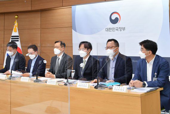 강완구 기획재정부 재정관리국장(왼쪽 세번재)이 지난 4일 정부세종청사에서 열린 '2021 회계연도 국가결산 결과 배경' 브리핑에서 주요내용을 발표하고 있다. 사진 왼쪽부터 노중현 기재부 국유재산 정책과장, 강대현 국고과장, 강완구 국장, 박성주 회계결산과장, 박철건 재정건전성 과장, 최교묵 인사혁신처 연금복지과장. 기재부 제공