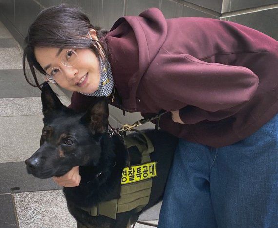 윤석열 대통령 당선인의 배우자 김건희 여사가 최근 서울 서초구 서초동 자택 앞에서 후드티를 착용한 채 편안한 모습으로 경찰특공대의 폭발물 탐지견을 끌어안은 사진이 4일 공개됐다. 윤석열 대통령 당선인 부인인 김건희 여사가 윤 당선인 취임 전 공개 활동을 시작하는 방안을 검토하고 있는 것으로 알려졌다. (독자 제공)2022.4.4/뉴스1 /사진=뉴스1