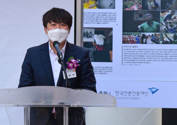 이준석 국민의힘 대표가 4일 서울 중구 프레스센터 광장에서 열린 58회 한국보도사진전 개막식에서 축사를 하고 있다. © News1 사진공동취재단 /사진=뉴스1