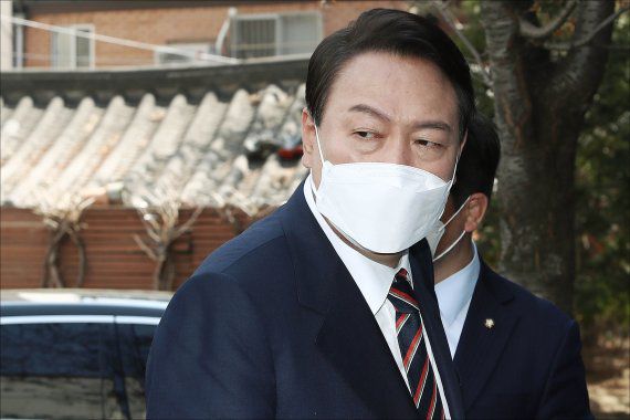 윤석열 대통령 당선인이 8일 서울 종로구 통의동 인수위원회 집무실로 출근하고 있다. /사진=뉴시스