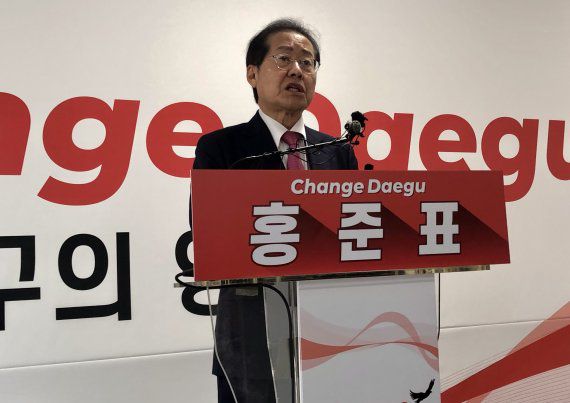 6·1 지방선거 대구시장에 출마한 홍준표 국민의힘 의원이 7일 대구 중구 삼덕동 경선준비사무소에서 대구시청 이전과 관련된 기자회견을 열고 취재진 질문에 답하고 있다. 사진=뉴스1화상