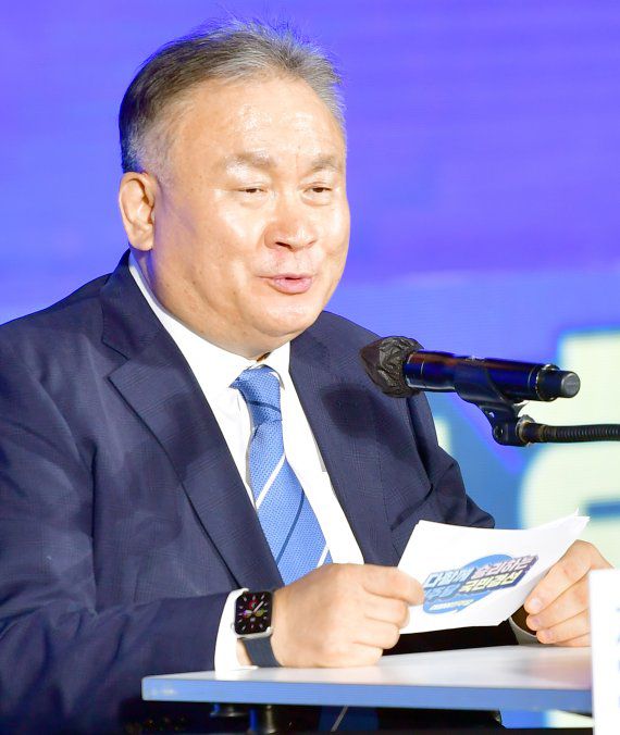 [광주=뉴시스] 류형근 기자 = 더불어민주당 대선 후보 선출을 위한 순회 경선 광주·전남 합동연설회가 25일 오후 광주 서구 김대중컨벤션센터 1층 다목적홀에서 열리고 있다. 이상민 중앙선거관리위원장이 인사말을 하고 있다. 2021.09.25. hgryu77@newsis.com /사진=뉴시스