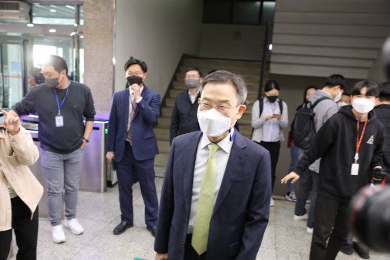 이종호 과학기술정보통신부 장관 후보자가 11일 서울 종로구 광화문우체국에 마련된 사무실로 출근하며 소감을 밝히고 있다.