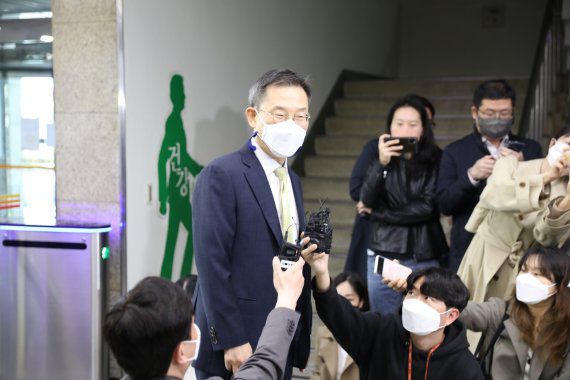 이종호 과학기술정보통신부 장관 후보자가 11일 서울 종로구 광화문우체국에 마련된 사무실로 출근하며 소감을 밝히고 있다.