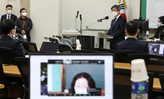 김명수 대법원장이 11일 오전 경기 고양 사법연수원에서 열린 전국법관대표회의에서 인사말을 하고 있다. 이날 회의는 10인 이상의 법관대표의 요청에 따라 지방법원 재판연구원 증원계획, 2022년 법관 정기인사의 기존 인사기준·관행과의 적합여부에 관해 법원행정처의 설명이 진행될 예정이다. 2022.4.11/뉴스1 /사진=뉴스1화상