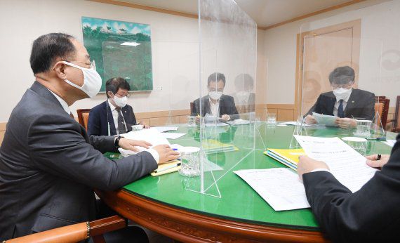 홍남기 경제부총리 겸 기획재정부 장관(왼쪽)이 13일 정부서울청사에서 열린 2022년 3월 고용동향 관련 관계장관회의에서 발언을 하고 있다. (사진=기획재정부 제공) /사진=뉴시스화상