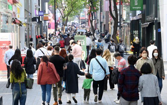사회적 거리두기 전면 해제를 하루 앞둔 17일 서울 명동거리가 휴일을 즐기러 나온 시민들로 붐비고 있다. 사진=박범준 기자