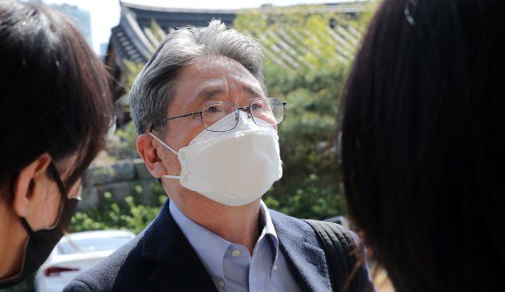 박보균 문화체육관광부 장관 후보자가 11일 서울 모처에 마련된 사무실로 출근하며 취재진의 질문에 답하고 있다. 뉴스1.