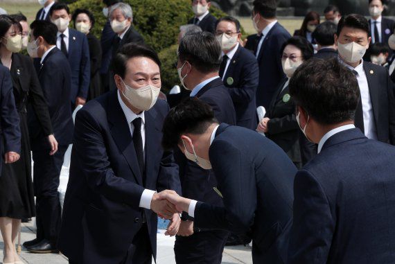 윤석열 대통령 당선인이 19일 서울 강북구 우이동 국립 4·19민주묘지에서 열린 제62주년 4·19혁명 기념식에 참석해 이준석 국민의힘 대표와 인사하고 있다. 사진=박범준 기자