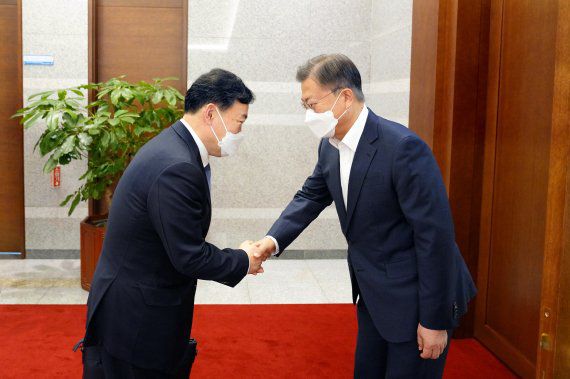 문재인 대통령이 18일 청와대 여민관 집무실 앞에서 김오수 검찰총장과 인사하고 있다. (사진=청와대 제공) 2022.04.18. /사진=뉴시스화상