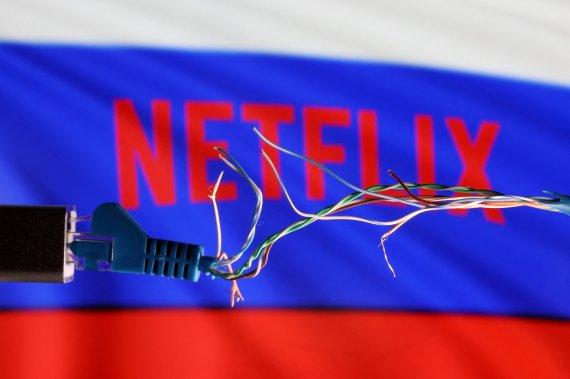 넷플릭스가 19일(현지시간) 러시아 제재로 인해 가입자 수가 20만명 감소했다고 밝혔다. 사진은 넷플릭스의 러시아 서비스 중단을 의미하는 이미지로 넷플릭스 로고가 새겨진 러시아 국기 위에서 케이블이 끊겨 있다. 로이터뉴스1