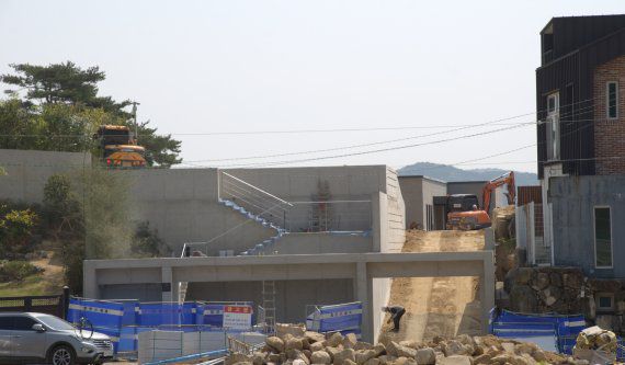 19일 경남 양산 하북면 평산마을에 건축 중인 문재인 대통령 사저 진입로 공사가 진행되고 있다. /사진=뉴시스