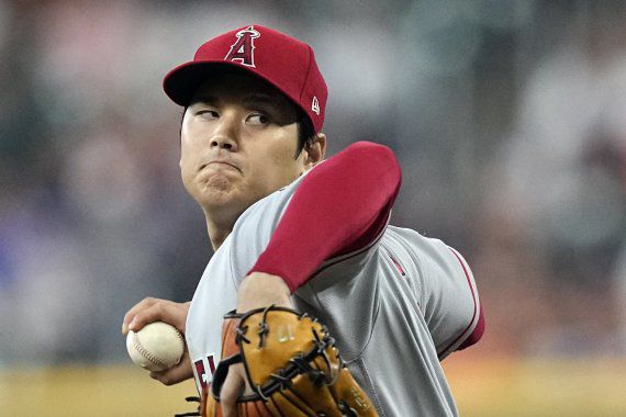 [휴스턴=AP/뉴시스] LA 에인절스 선발투수 오타니 쇼헤이가 21일(한국시간) 미국 텍사스주 휴스턴의 미닛 메이드 파크에서 열린 휴스턴 애스트로스와 2022 MLB 원정경기에 선발 등판, 1회말 투구를 하고 있다. 2022.04.21. /사진=뉴시스                                    타석에서의 오타니 쇼헤이 /사진=뉴시스