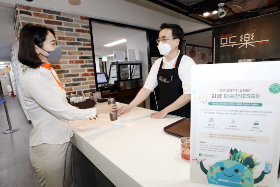 제주항공 임직원들이 사내 장애인표준사업장인 모두락 카페에서 텀블러를 사용해 음료를 주문하고 있다. 제주항공 제공