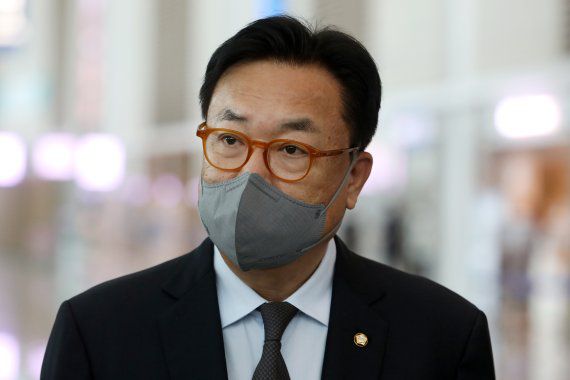 윤석열 대통령 당선인이 파견한 한일정책협의대표단 정진석 단장이 24일 오전 인천국제공항 제2여객터미널을 통해 일본으로 출국 전 취재진과 질의응답을 하고 있다. 뉴시스                                    윤석열 대통령 당선인이 파견하는 한일정책협의대표단 정진석 단장 등이 24일 오전 인천국제공항 제2여객터미널을 통해 일본으로 출국 전 취재진과 질의응답을 하고 있다. 뉴시스화상