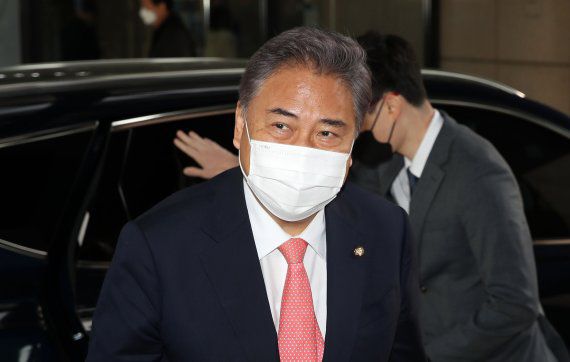 박진 외교부 장관 후보자가 20일 오전 서울 종로구 외교부 청사 인근에 마련된 인사청문회 준비 사무실로 출근하고 있다.