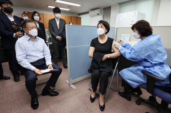 문재인 대통령이 오늘 25일 서울 종로구보건소에서 화이자사의 백신으로 코로나19 4차 예방접종을 마친 뒤 김정숙 여사 접종 모습을 지켜보고 있다. /사진=뉴시스