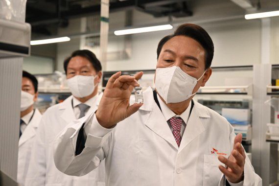 윤석열 대통령 당선인이 어제 25일 경기도 성남시 분당구 SK바이오사이언스를 방문해 국내 1호 코로나19 백신 개발 현장을 점검하고 있다. /사진=당선인 대변인실 제공