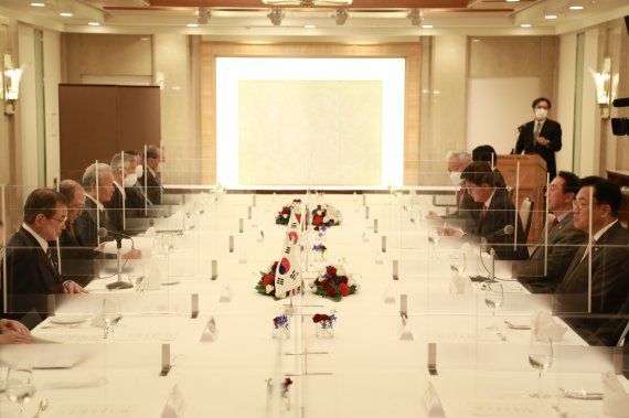 윤석열 대통령 당선인이 파견한 사실상의 특사인 한일정책협의단이 26일 일본 도쿄 지요다구 데이코쿠호텔에서 일본 재계와 오찬 간담회를 가졌다. 사진=한일정책협의단