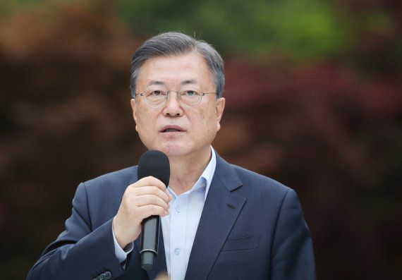 [서울=뉴시스] 김진아 기자 = 문재인 대통령이 25일 오후 청와대 녹지원에서 열린 출입기자단 초청행사에서 인사말을 하고 있다. 2022.04.25. bluesoda@newsis.com /사진=뉴시스