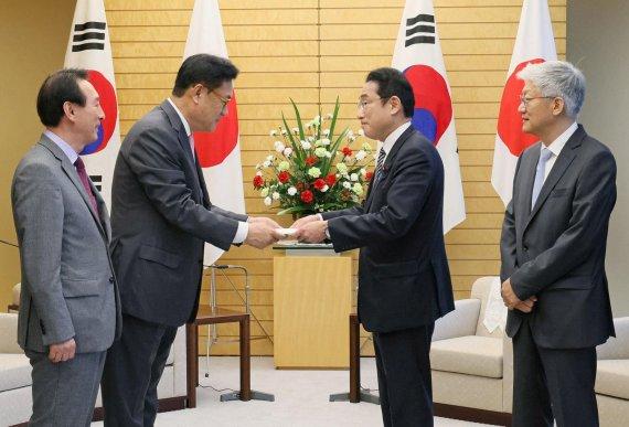 한일정책협의단장인 정진석 국회 부의장(왼쪽 두번째)이 26일 일본 도쿄 총리관저에서 기시다 후미오 일본 총리(왼쪽 세번째)를 만나 윤석열 대통령 당선인의 친서를 전달하고 있다. 양측은 한일 관계 개선 필요성에 공감을 표시했다. 한일정책협의단 제공