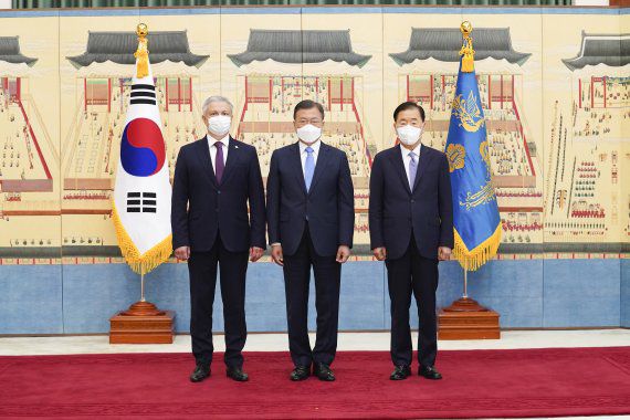 (서울=뉴스1) 이광호 기자 = 문재인 대통령이 26일 오후 청와대 충무실에서 열린 주한대사 신임장 제정식에서 드미트로 포노마렌코 주한 우크라이나 대사로부터 신임장을 받은 뒤 기념촬영을 하고 있다. 오른쪽은 정의용 외교부 장관.(청와대 제공)2022.4.26/뉴스1 /사진=뉴스1화상