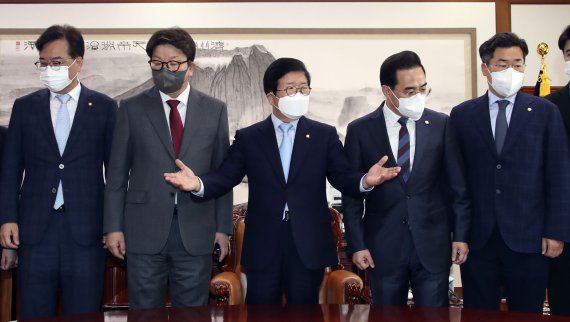 박병석 국회의장(가운데)과 박홍근 더불어민주당 원내대표(오른쪽), 권성동 국민의힘 원내대표가 26일 오전 서울 여의도 국회에서 국회의장 주재로 열린 원내대표 회동에서 기념촬영을 마친 후 자리로 향하고 있다. (공동취재) 2022.4.26 /사진=뉴스1