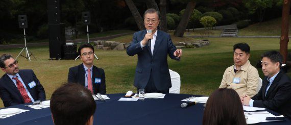 문재인 대통령이 25일 청와대 녹지원에서 열린 출입기자단 초청행사에 참석, 인사말을 하고 있다. 2019.10.25. /사진=뉴시스