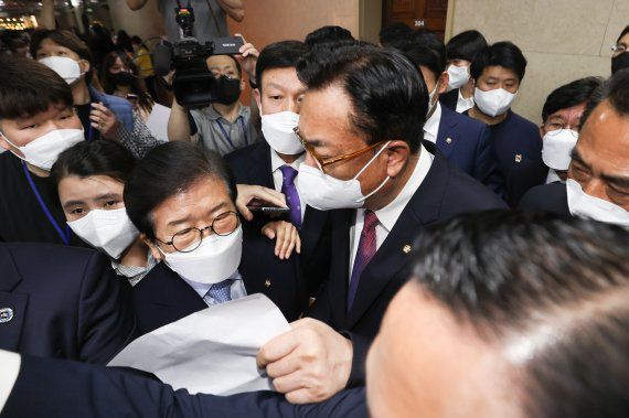 박병석 국회의장이 30일 오후 서울 여의도 국회에서 열린 제396회 국회(임시회) 제1차 본회의에 참석하는 도중 정진석 부의장의 항의를 받고 있다. (공동취재) 2022.4.30/뉴스1 © News1 이재명 기자 /사진=뉴스1                                    박병석 국회의장이 30일 오후 서울 여의도 국회에서 열린 제396회 국회(임시회) 제1차 본회의에서 ‘검수완박’ 법안의 한 축을 이루고 있는 검찰청법 일부개정법률안(대안)에 대한 수정안이 통과 된 후 의사봉을 두드리고 있다. (공동취재) 2022.4.30/뉴스1 © News1 이재명 기자 /사진=뉴스1