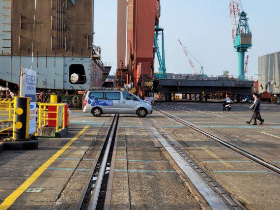 현대중공업은 지난 4월 28일 3도크에서 작업하던 크레인 진해 방향 앞으로 노조 승합차가 갑자기 끼어들어 대형사고가 발생할 뻔했고 해당 크레인은 1시간 30분 동안이나 작업을 중단했다고 2일 밝혔다. 사측은 이러한 행위를 불법행위로 간주하고 노조를 고발했다. /사진=현대중공업 제공