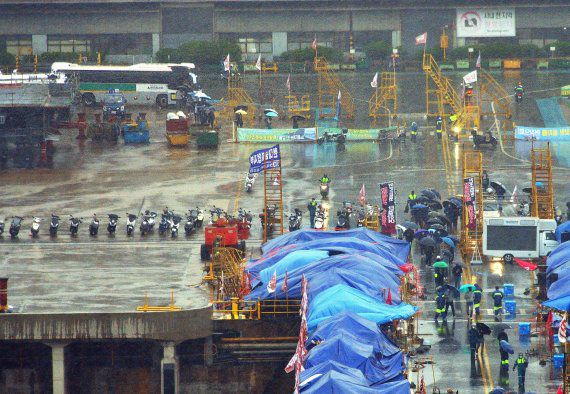 현대중공업은 2일 파업 중인 노조가 사내 도로 등을 천막과 오토바이 등으로 불법 점거하면서 출근버스가 가로막히고 엔진기계사업부의 경우 각종 자재와 설비, 물품의 이동이 전면 차단돼 생산활동에 피해가 발생했다며 업무방해 혐의로 노조를 고발했다고 밝혔다. 사진은 파업 현장 모습. /사진=현대중공업 제공
