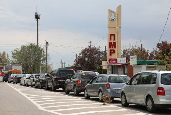 지난달 27일(현지시간) 몰도바의 트란스니스트리아로 진입하려는 차량들이 검문소 통과를 기다히고 있다.로이터뉴스1