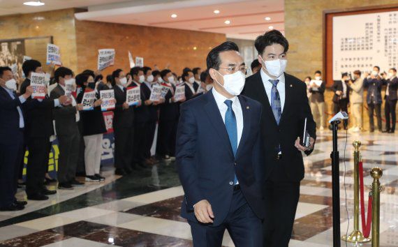 (서울=뉴스1) 허경 기자 = 박홍근 더불어민주당 원내대표가 3일 오전 형사소송법 개정안 처리를 위한 본회의가 열리는 서울 여의도 국회 본회의장으로 검수완박' 법안 처리 반대 구호를 외치는 국민의힘 의원들을 지나 들어가고 있다. (공동취재)2022.5.3/뉴스1 /사진=뉴스1화상