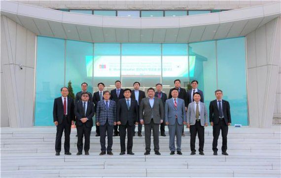 몽골 건설도시개발부 베그자그 뭉크바토르 장관(첫째줄 왼쪽에서 5번째)을 포함한 몽골 측 대표단이 이승우 iH 사장(첫째줄 왼쪽 4번째) 등과 함께 iH 본관 앞에서 방문 기념사진을 촬영하고 있다.