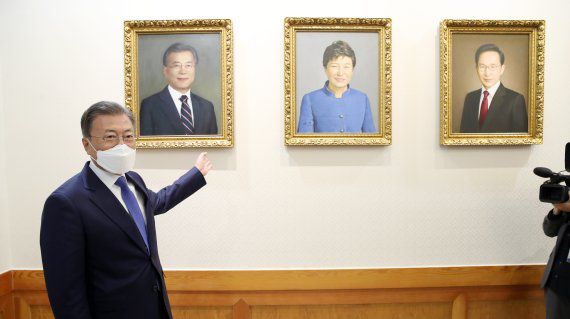 문재인 대통령이 3일 청와대 본관에서 열린 국무회의에 앞서 국무위원들과 함께 초상화를 보며 대화하고 있다. 2022.05.03. 사진=뉴시스화상