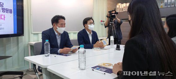 김동연 더불어민주당 경기도지사 후보(왼쪽 두번째)와 최대호 안양시장 후보가 4일 안양 범계역 청년공간인 ‘청년출구’에서 청년대표들 의견을 듣고 있다. 사진제공=최대호 후보 캠프