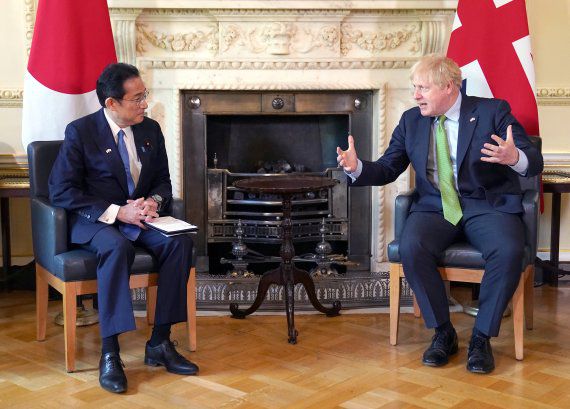 기시다 후미오 일본 총리(왼쪽)와 보리스 존슨 영국 총리가 5일(현지시간)영국 런던 다우닝가 총리 관저에서 회담을 하는 모습. 로이터 뉴스1
