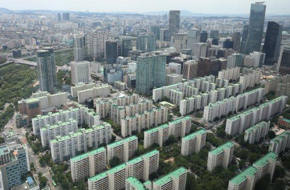 서울 여의도 63빌딩 전망대에서 바라본 서울 영등포구 여의도 일대 아파트 모습. 뉴스1