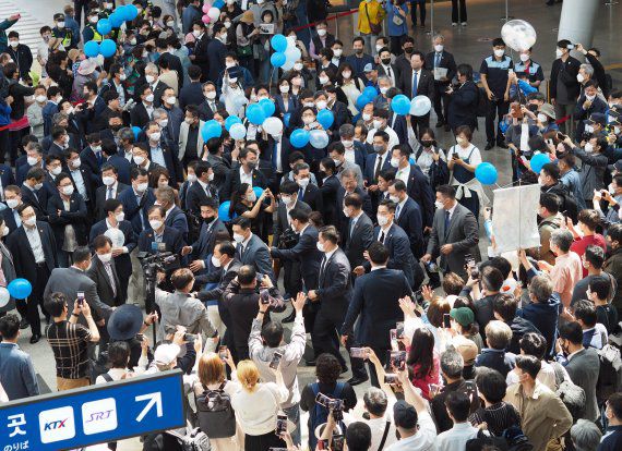 문재인 전 대통령(가운데) 울산역에 도착 후 송철호 울산시장의 안내를 받으면서 환영나온 지지자들 사이를 지나가고 있다. /사진=최수상 기자