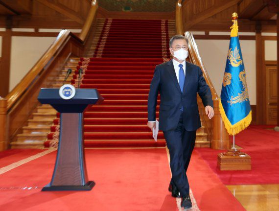 마지막 연설 마치고…문재인 전 대통령이 9일 오전 청와대 본관에서 퇴임연설을 마친 뒤 본관을 나서고 있다. 뉴시스