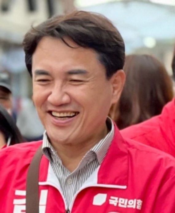 11일 김진태 국민의힘 강원도지사 후보는 이날 자영업자 · 소상공인 손실보상에 관한 당정 합의에 대한 환영의 입장문을 발표했다.