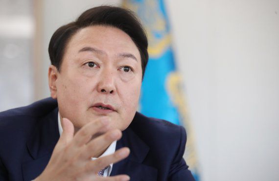 윤석열 대통령이 11일 서울 용산 대통령실 청사 대회의실에서 수석비서관회의를 주재하고 있다. 뉴시스                                    기시다 후미오 일본 총리. 로이터 뉴스1