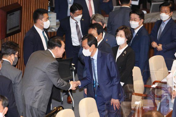 윤석열 대통령이 16일 오전 서울 여의도 국회 본회의장에서 추가경정예산안 시정연설을 마치고 우상호 더불어민주당 의원과 인사하고 있다. 사진=박범준 기자