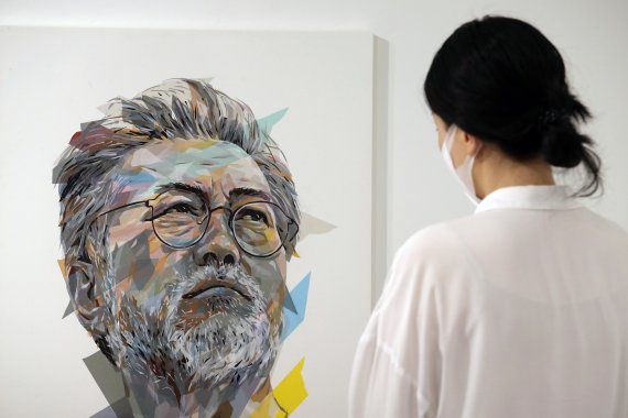 문재인 전 대통령에 대한 헌정을 주제로 열린 지난 13일 서울 중구 로즈앤라임 갤러리에서 열린 '문라이즈데이(Moon Rise Day)' 전시회에서 관람객들이 작품을 보고 있다./사진=뉴시스