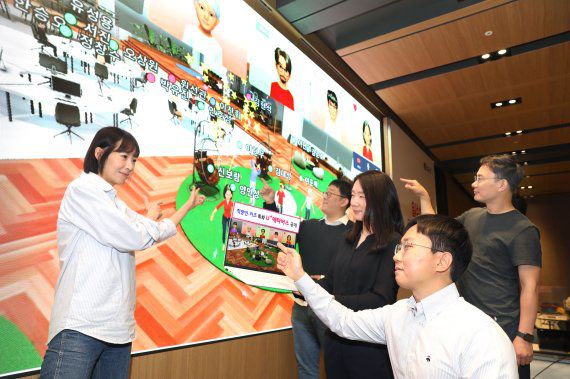 LG유플러스는 개방형 플랫폼으로 시장에 진입한 기존의 메타버스 서비스와 달리 직장인?키즈 등에 특화된 메타버스 서비스를 선보인다. LG유플러스 직원들이 17일 U+가상오피스를 소개하고 있고 있다. LG유플러스 제공